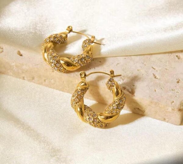 Twisted zirconia hoops