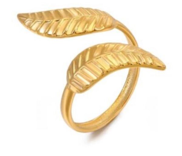 Leafy gold ring